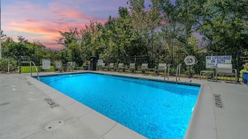 Sæsonbestemt udendørs pool