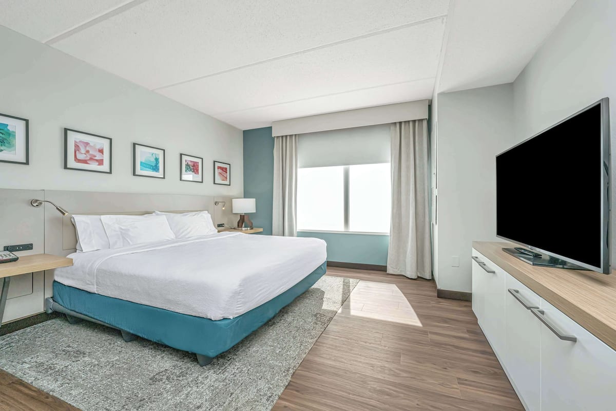 1 bedroom, premium bedding, in-room safe, desk