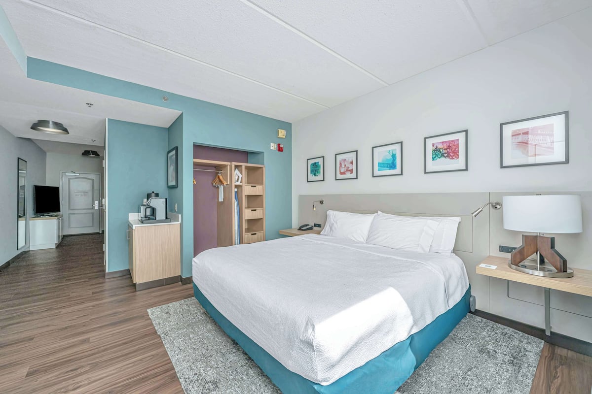 1 bedroom, premium bedding, in-room safe, desk