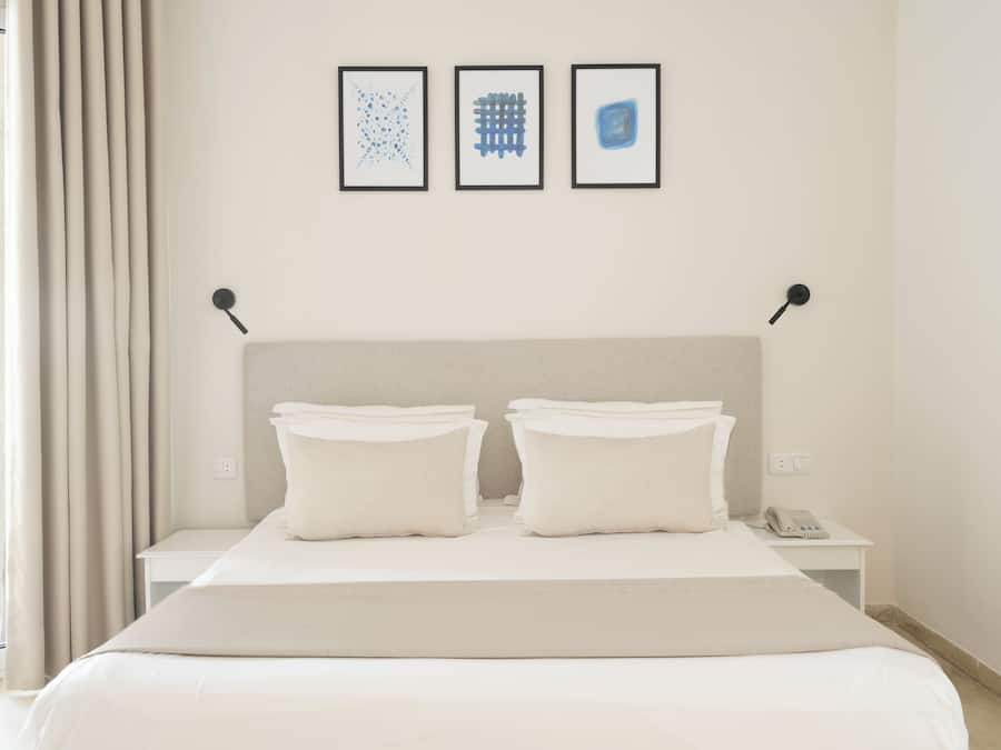 Roupas de cama antialérgicas, frigobar, cofres nos quartos