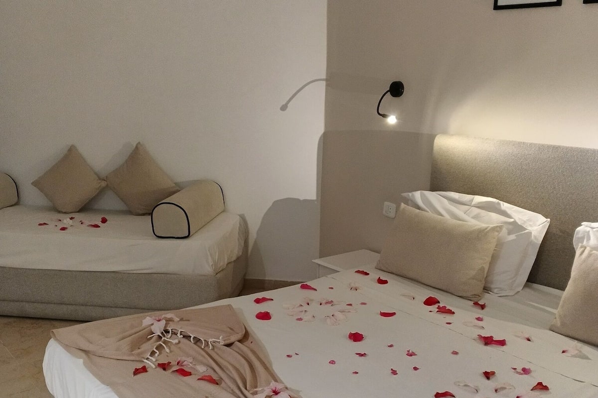 1 quarto, roupas de cama antialérgicas, frigobar, cofres nos quartos
