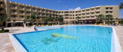 Piscine couverte, piscine extérieure, parasols de plage, chaises longues
