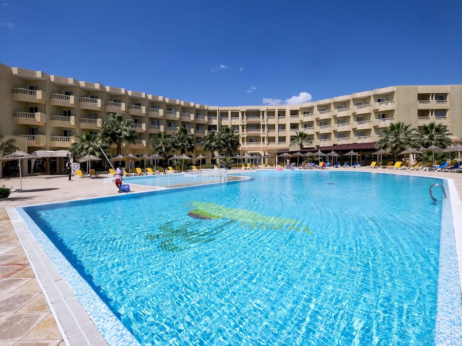 Piscina interna, piscina externa, guarda-sóis, espreguiçadeiras