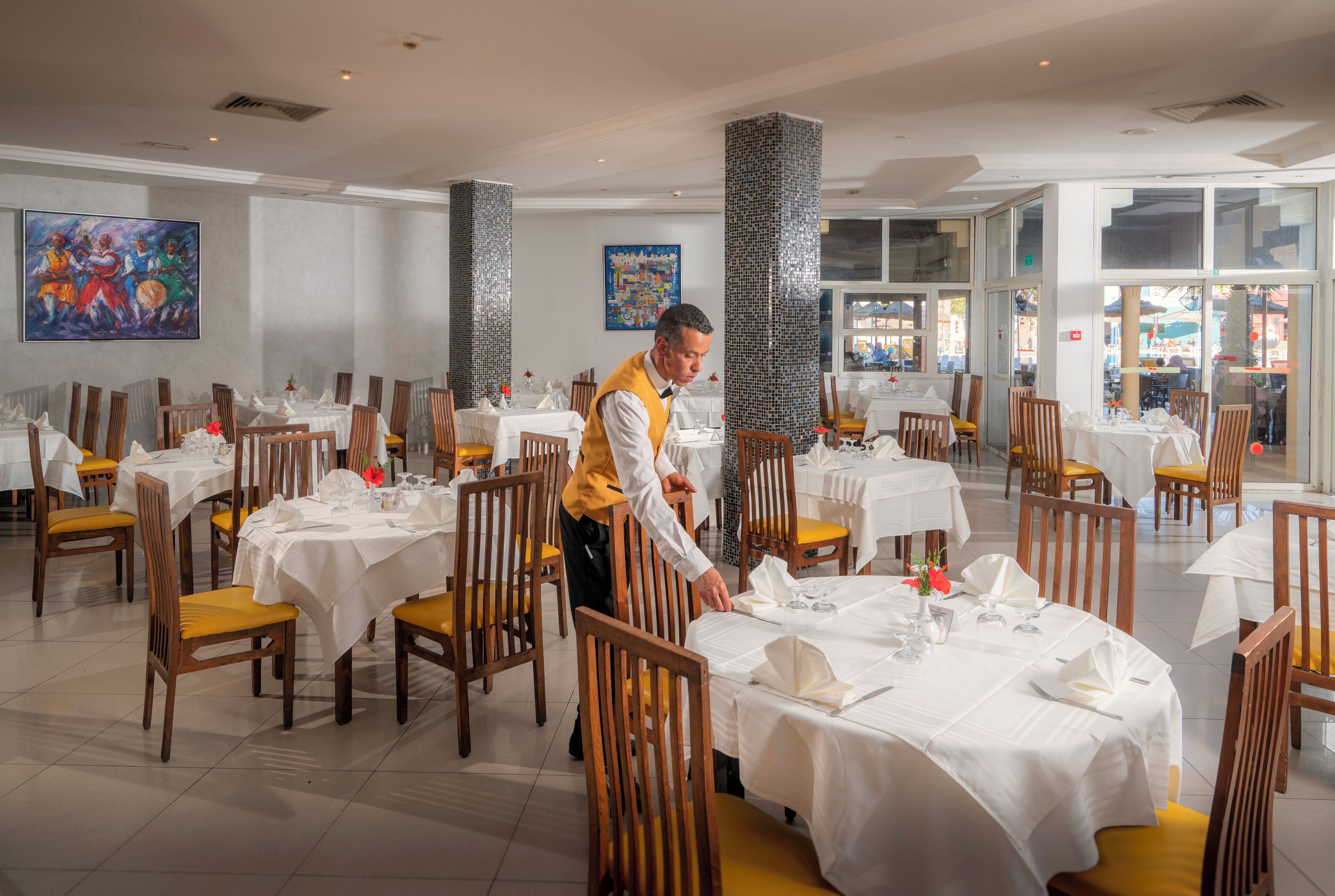 Breakfast, lunch, dinner served; international cuisine 