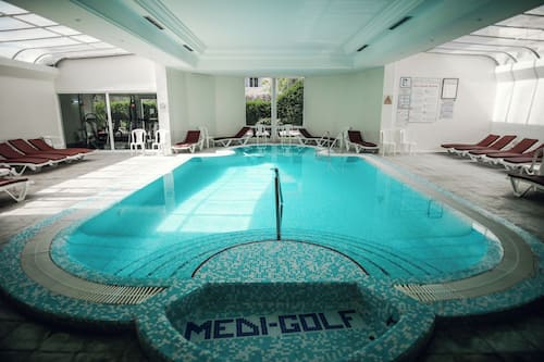 Piscina coperta, piscina all'aperto, ombrelloni da piscina, lettini