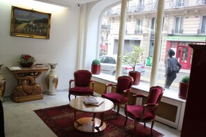 Coin salon dans le hall