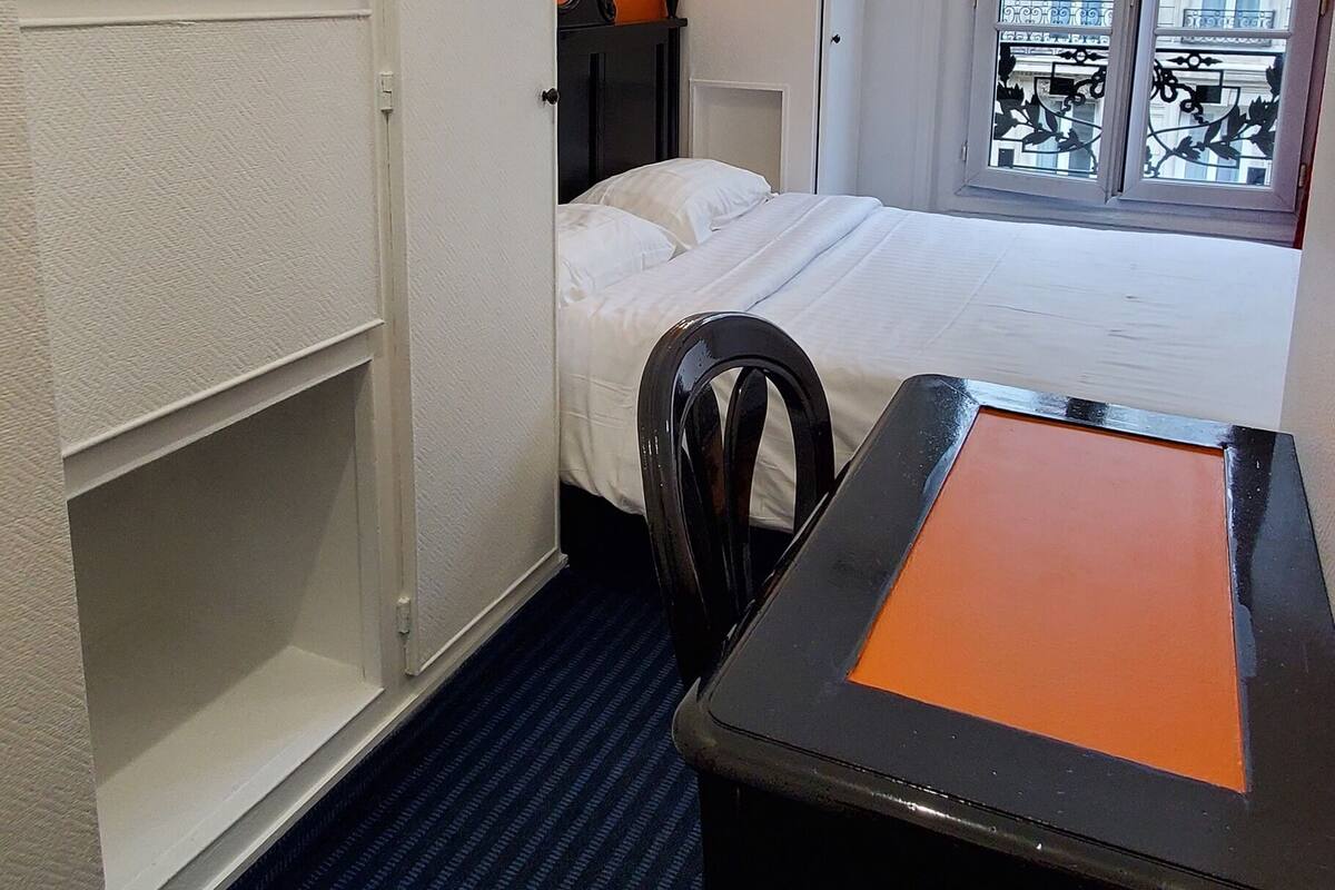 Quarto solteiro | Escrivaninha, Wi-Fi de cortesia, roupa de cama