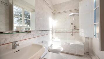 Superior tweepersoonskamer | Badkamer | Een bad/douchecombinatie, gratis toiletartikelen, een haardroger