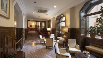 Lobby lounge