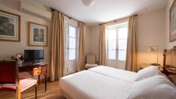 Superior tweepersoonskamer | Een kluis op de kamer, een bureau, een laptopwerkplek, gratis wifi