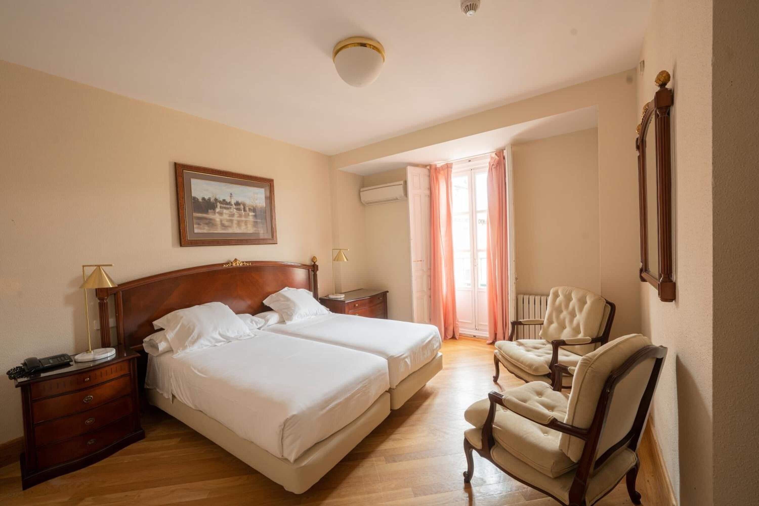 Een kluis op de kamer, een bureau, een laptopwerkplek, gratis wifi