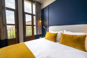 Duntäcken, minibar och värdeförvaringsskåp på rummet