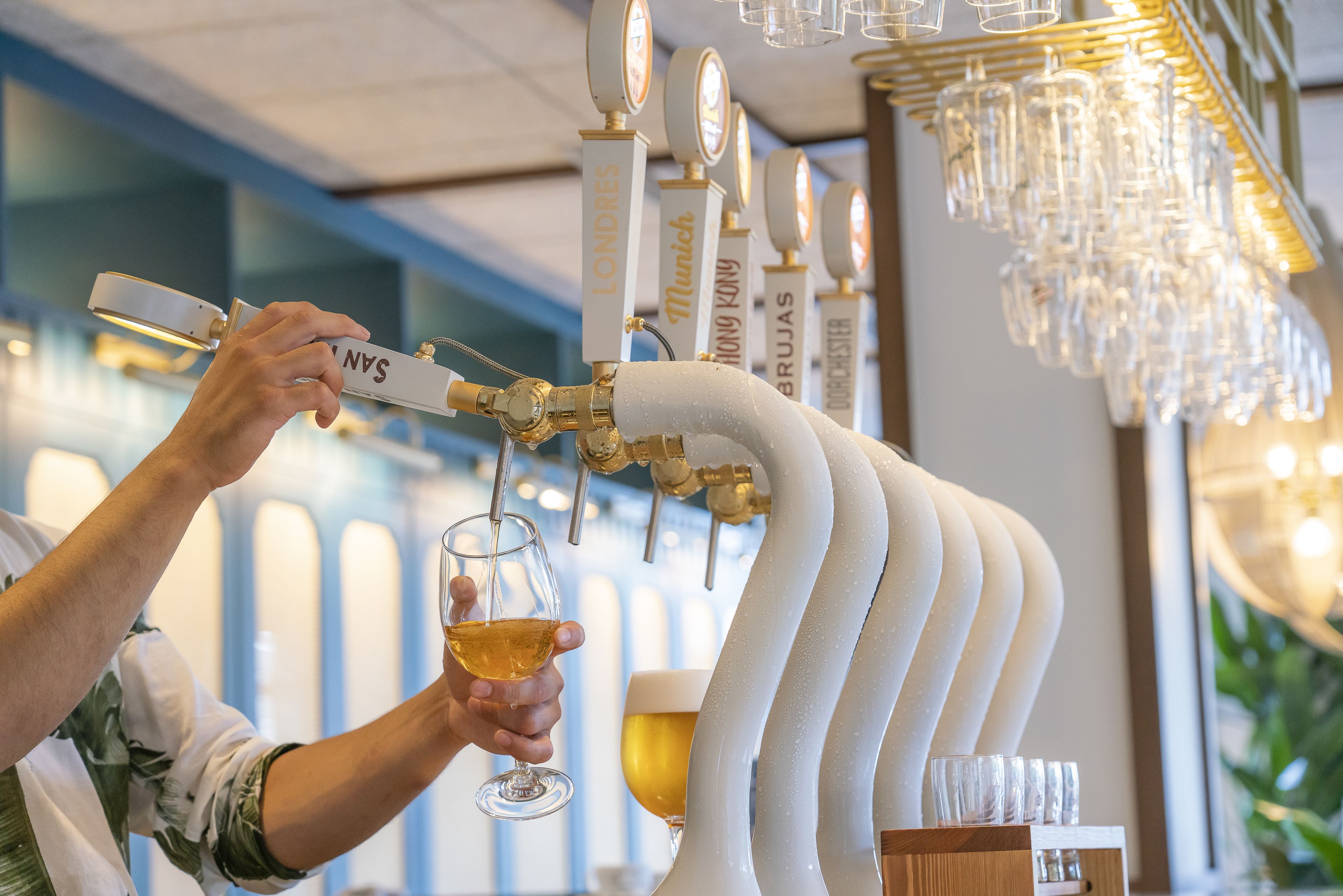 serves breakfast, lunch and dinner