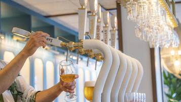 Una persona sirviendo cerveza de un grifo con la etiqueta 'Londres' en una jarra.