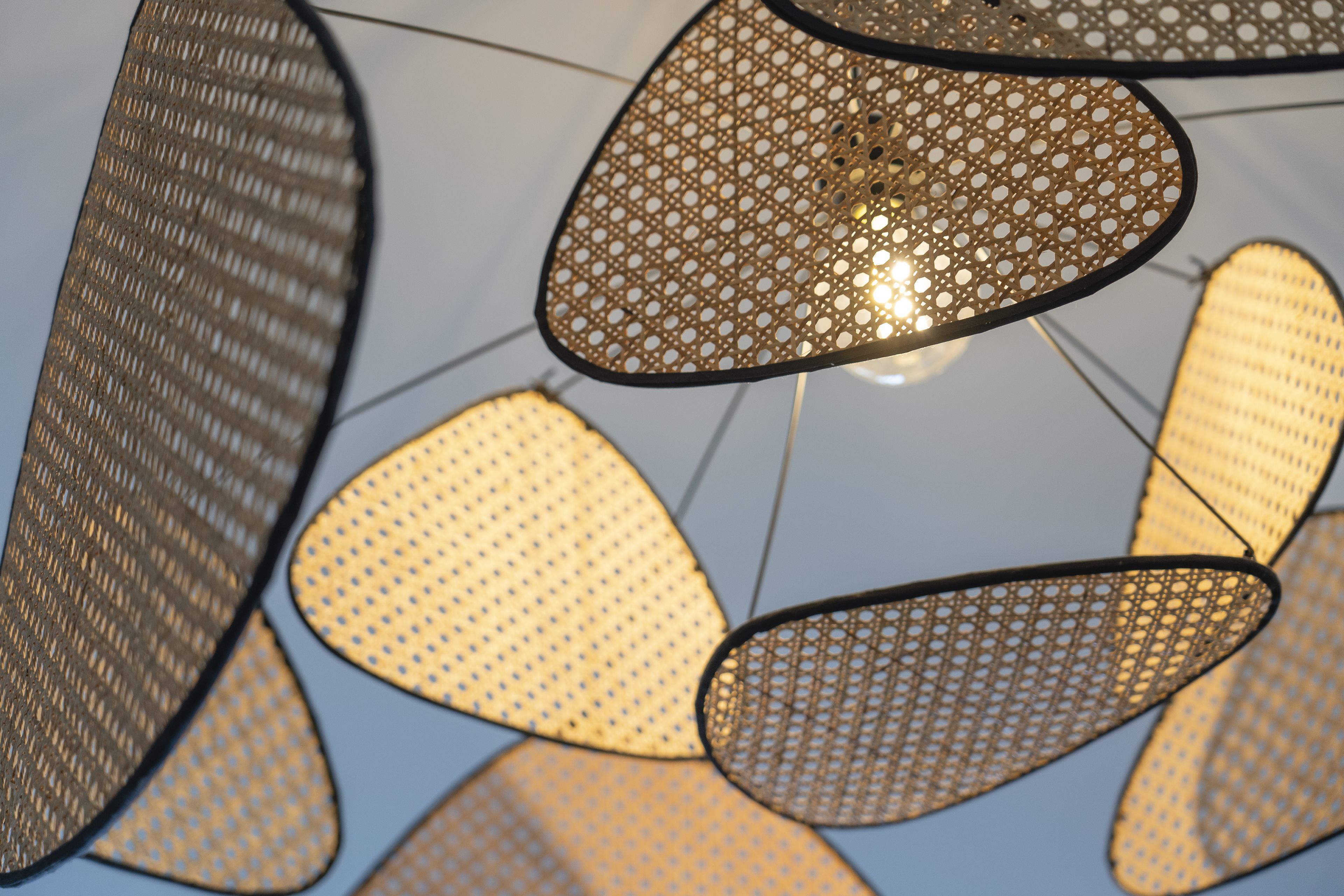 serves breakfast, lunch and dinner