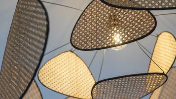 Un techo con luminarias geométricas y perforadas.