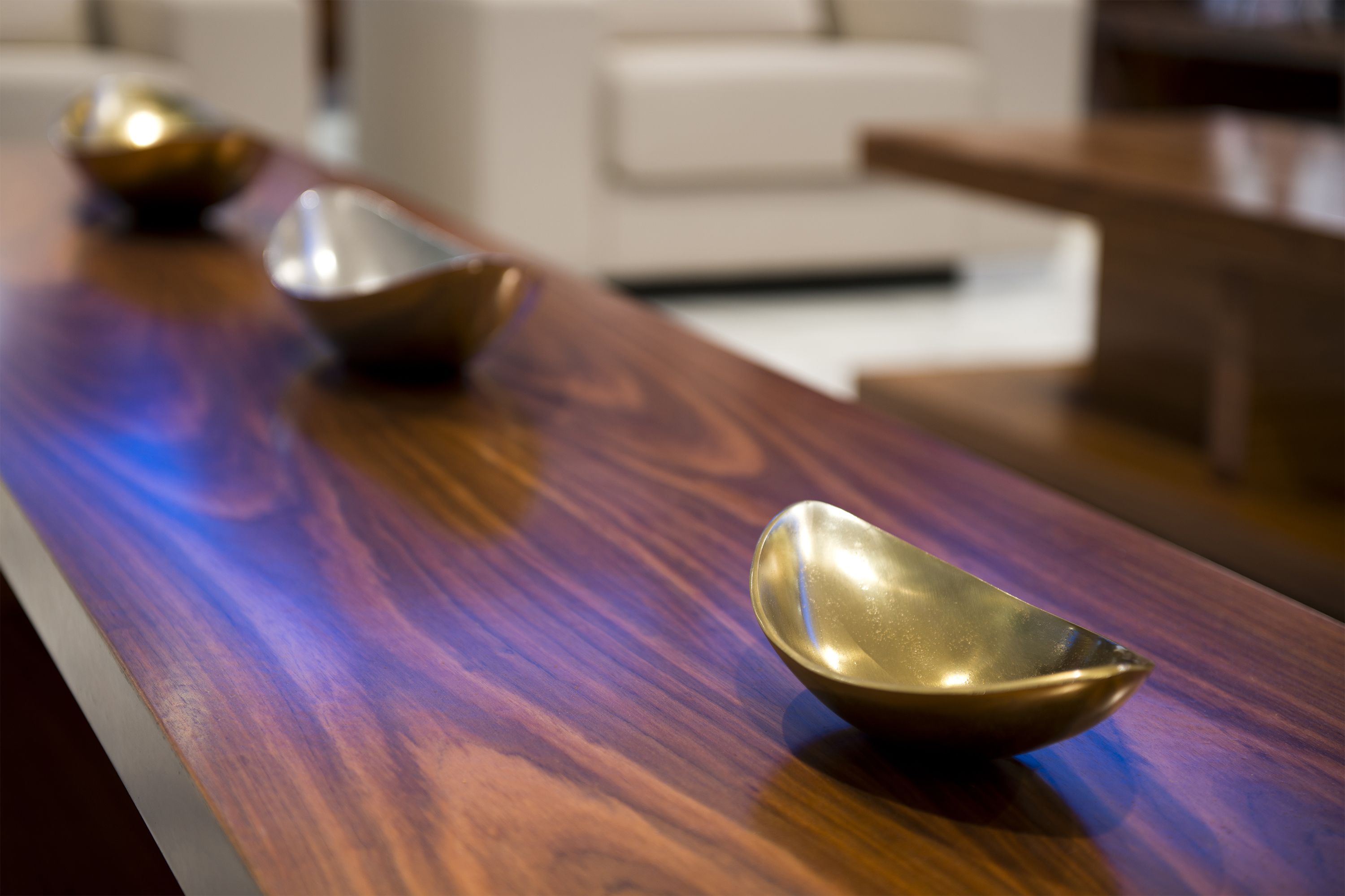 Una mesa de madera con tres cuencos metálicos.