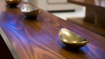 Una mesa de madera con tres cuencos metálicos.