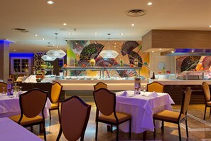 朝食 (ビュッフェ)、毎日提供 (無料)