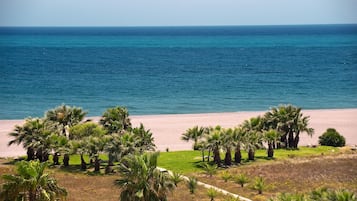 Trên bãi biển