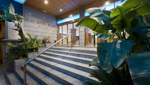 A hotel entrance with a staircase, a sign reading "GRAN HOTEL MOTRIL," and indoor plants. - Elba Motril Beach & Business Resort (Motril)