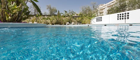 Una piscina al aire libre