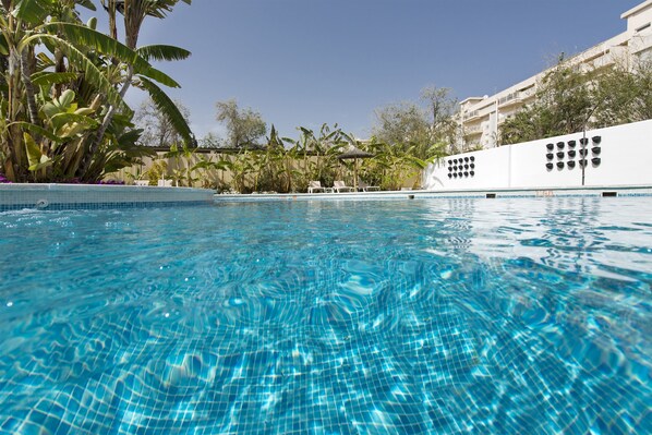 Una piscina al aire libre