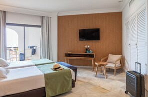 Premium bedding, free minibar items, desk, laptop workspace - Hotel Duque De Najera (Rota)