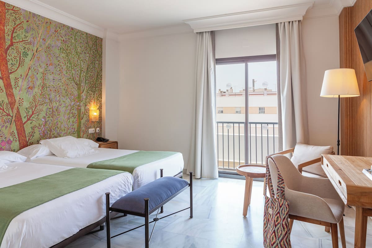 Ropa de cama de alta calidad, artículos del minibar gratis y escritorio