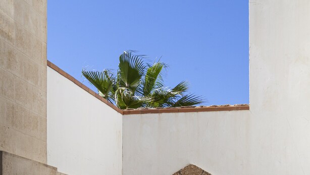 An arched doorway leading to a beach with a clear view of the ocean. - Hotel Duque De Najera (Rota)