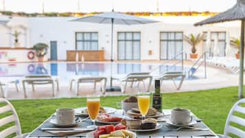 Daily buffet breakfast for a fee