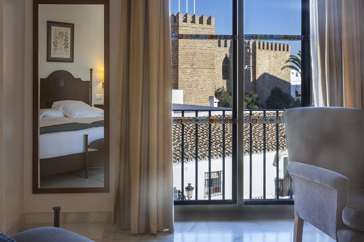 1 bedroom, premium bedding, free minibar items, desk