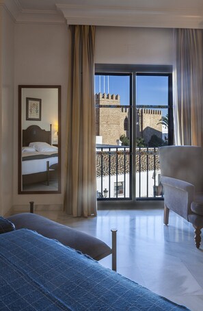 1 bedroom, premium bedding, free minibar items, desk