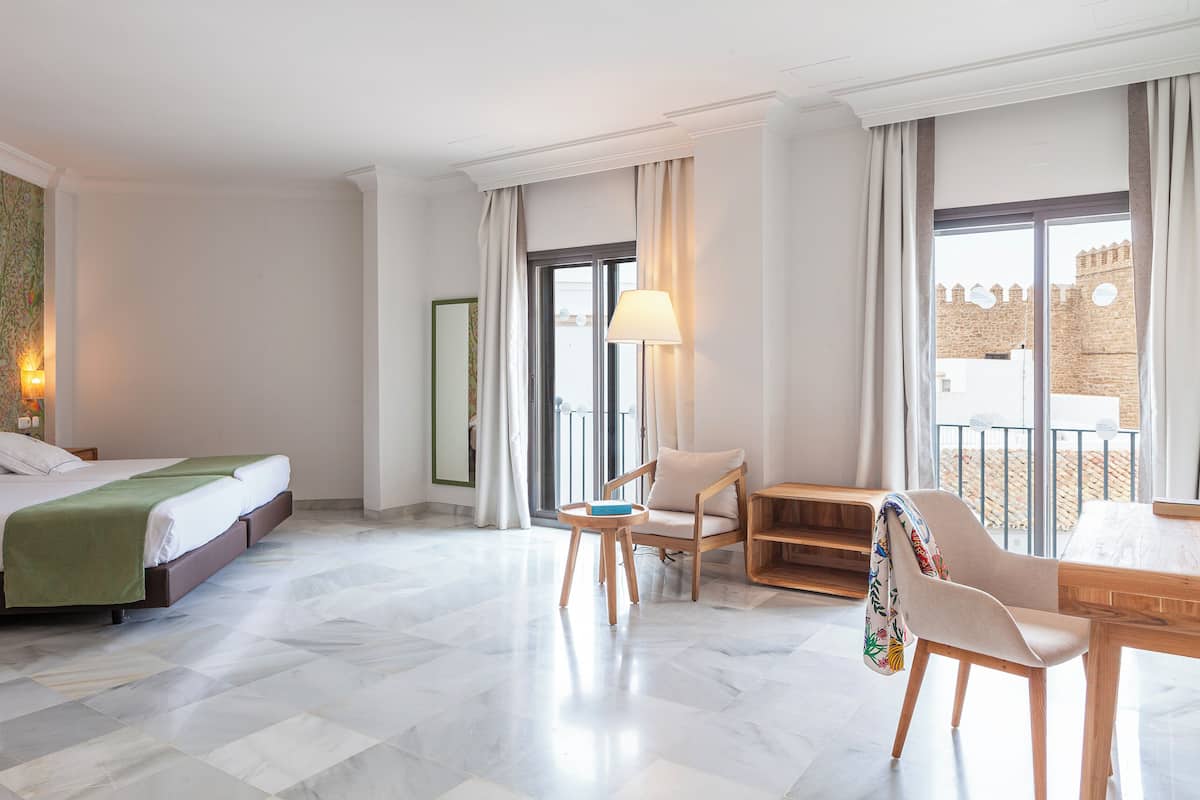 Ropa de cama de alta calidad, artículos del minibar gratis y escritorio