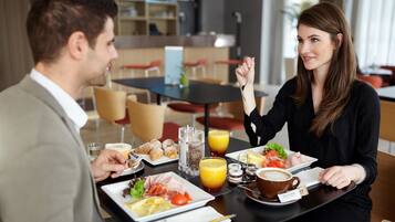 每日供應吃到飽早餐 (每人 EUR14)