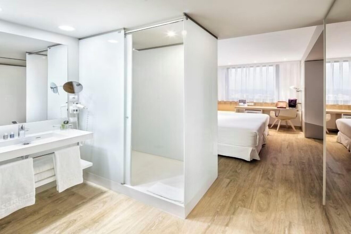 Roupas de cama antialérgicas, cofres nos quartos, escrivaninha