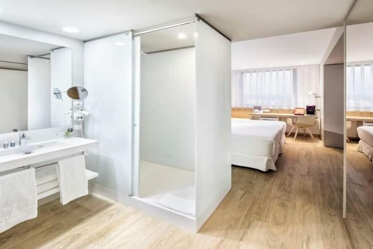 1 dormitorio, ropa de cama hipoalergénica, caja fuerte y escritorio
