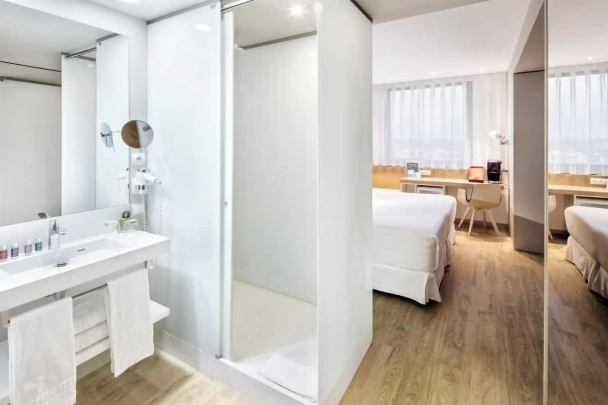 1 dormitorio, ropa de cama hipoalergénica, caja fuerte y escritorio