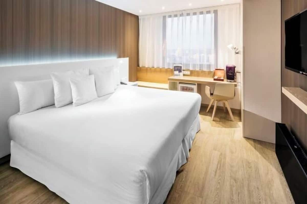 1 dormitorio, ropa de cama hipoalergénica, caja fuerte y escritorio