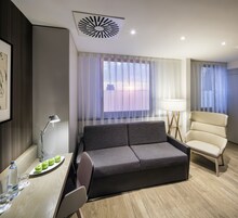 Roupas de cama antialérgicas, cofres nos quartos, escrivaninha