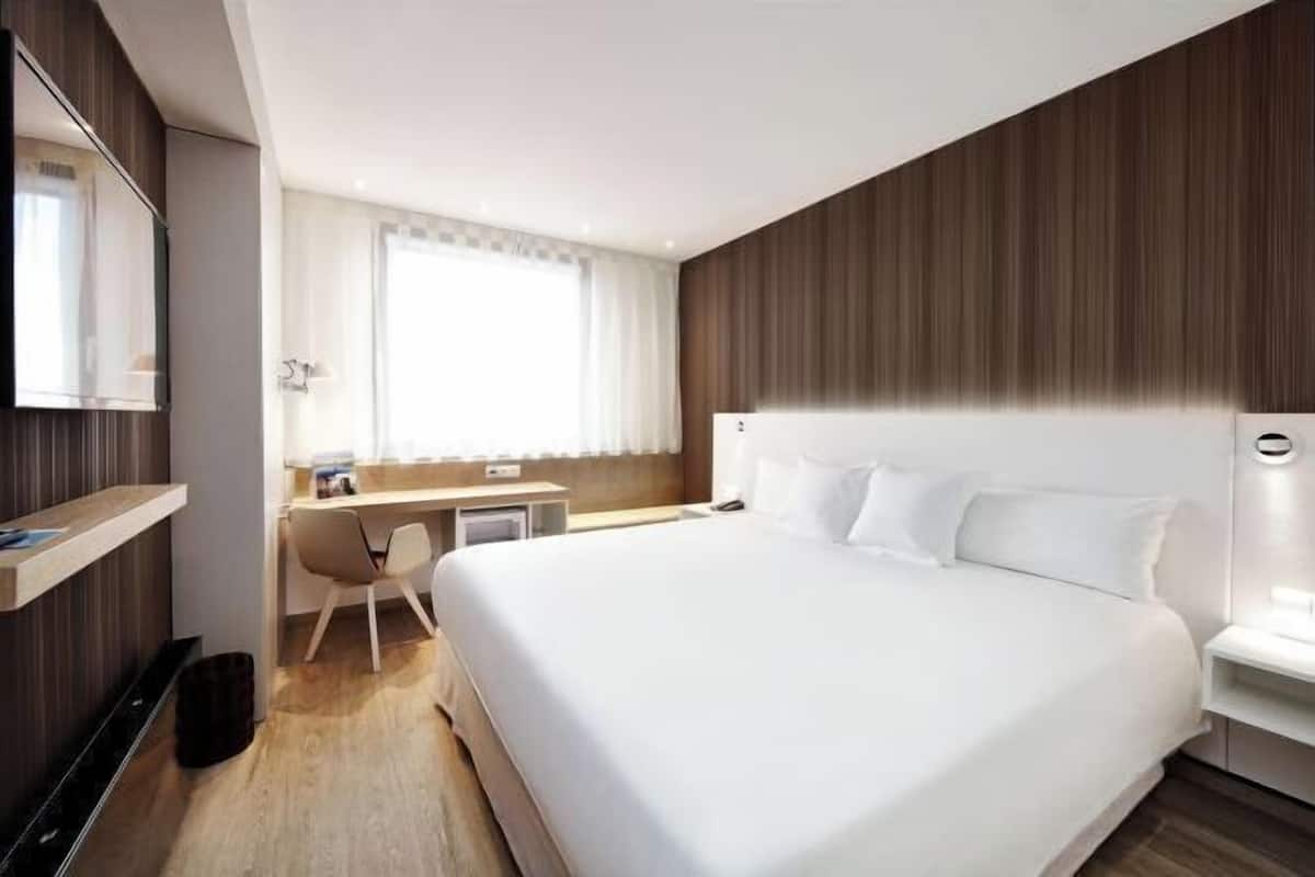1 dormitorio, ropa de cama hipoalergénica, caja fuerte y escritorio
