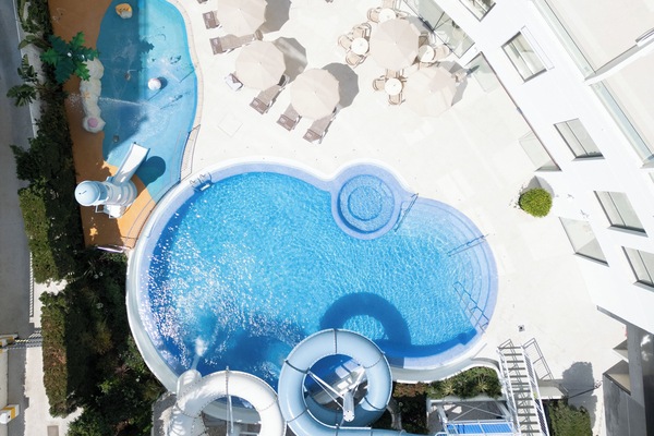 Outdoor pool, pool umbrellas, sun loungers