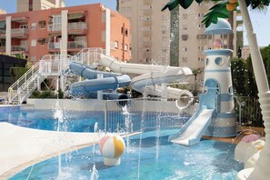 Una piscina cubierta, una piscina al aire libre, sombrillas, tumbonas