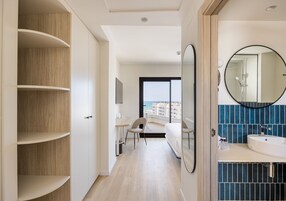 Caja fuerte, escritorio, cortinas opacas y wifi gratis