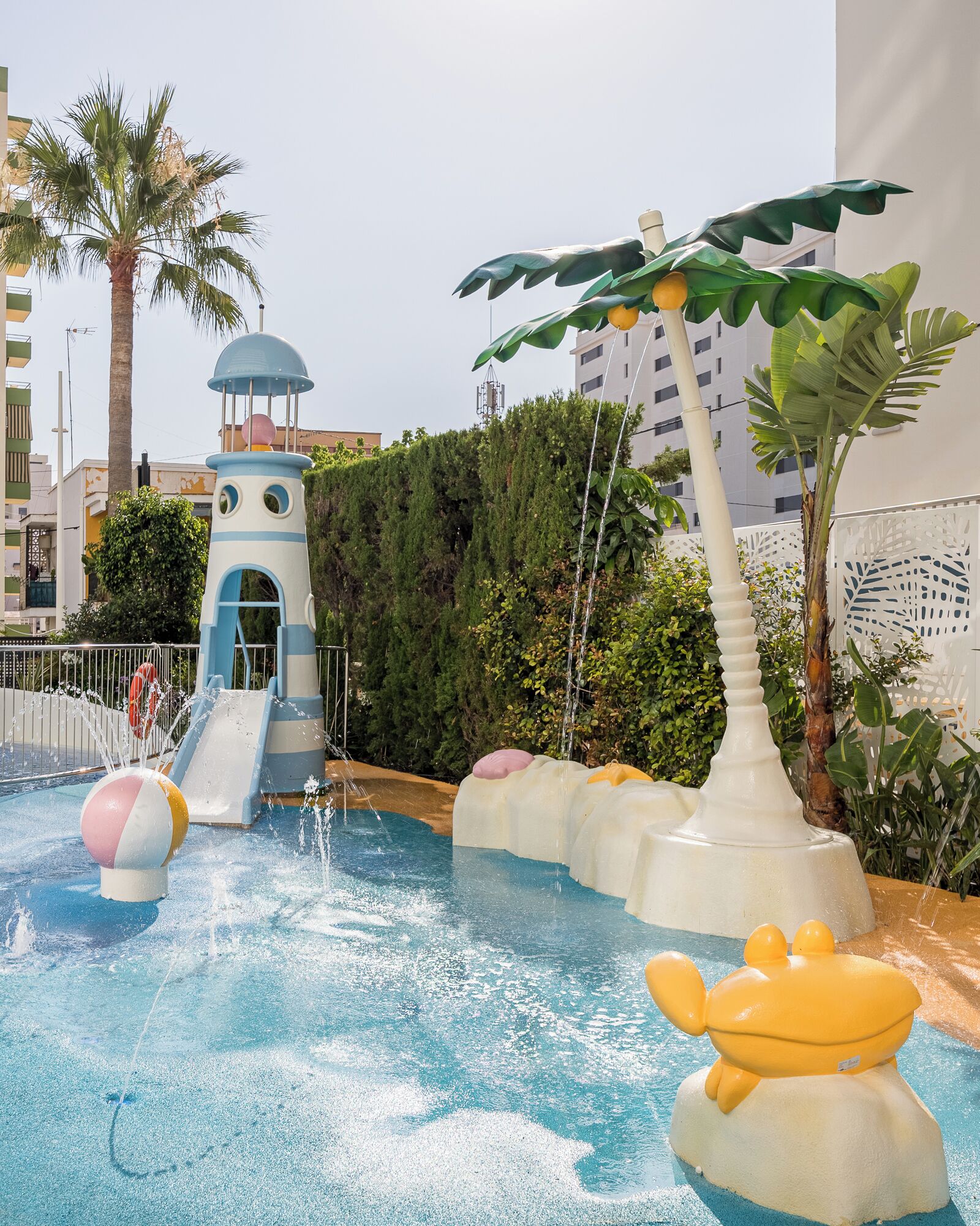 Hồ bơi ngoài trời, dù/ô trên bãi biển/hồ bơi, ghế dài tắm nắng 