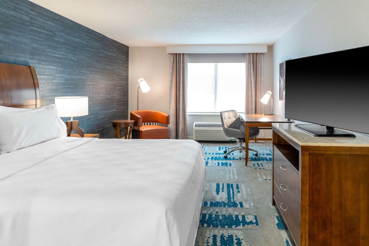 Premium bedding, in-room safe, desk, laptop workspace