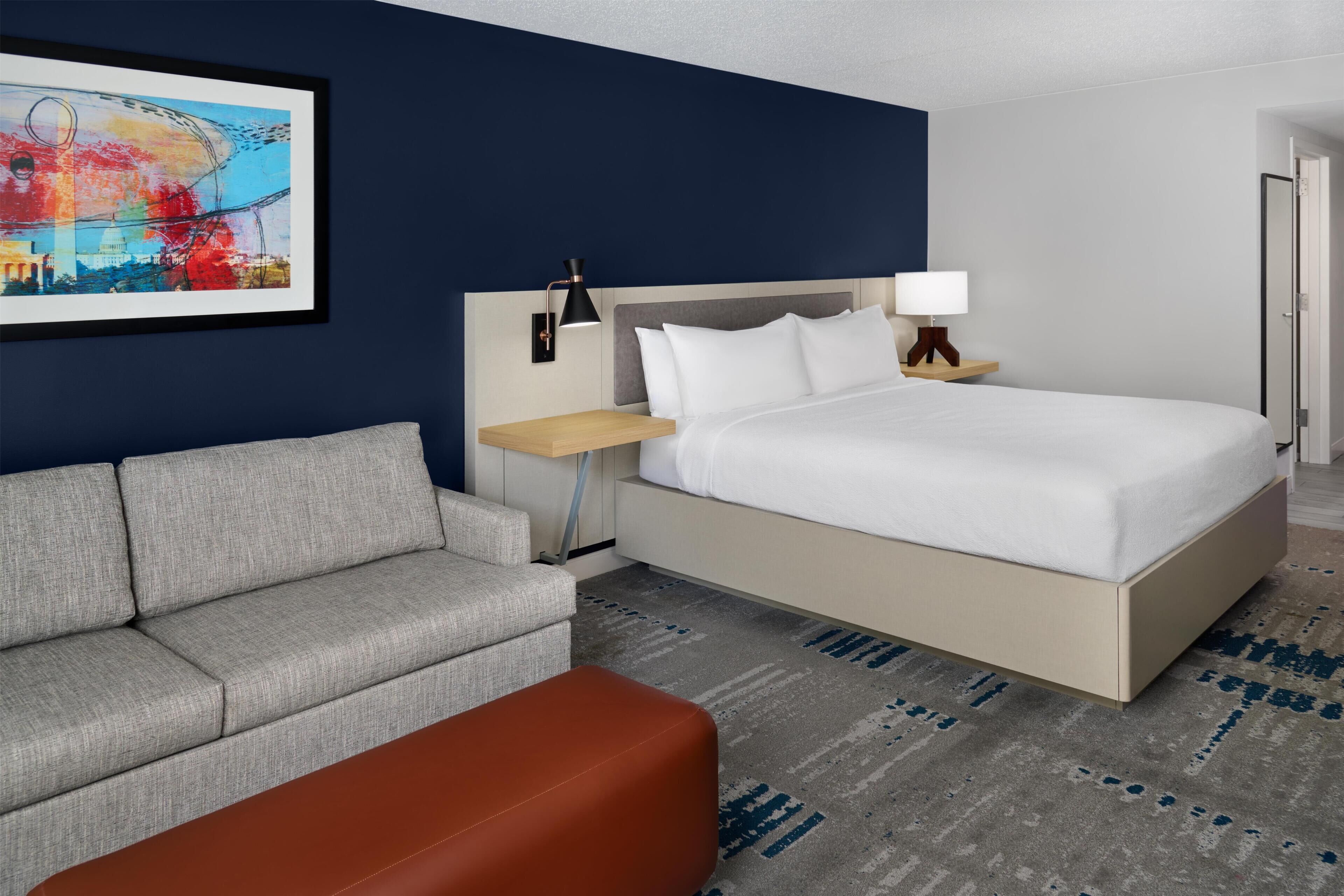 Deluxe Room, 1 King Bed | Premium bedding, in-room safe, desk, laptop workspace