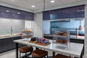 Tägliches Frühstücksbuffet gegen Gebühr