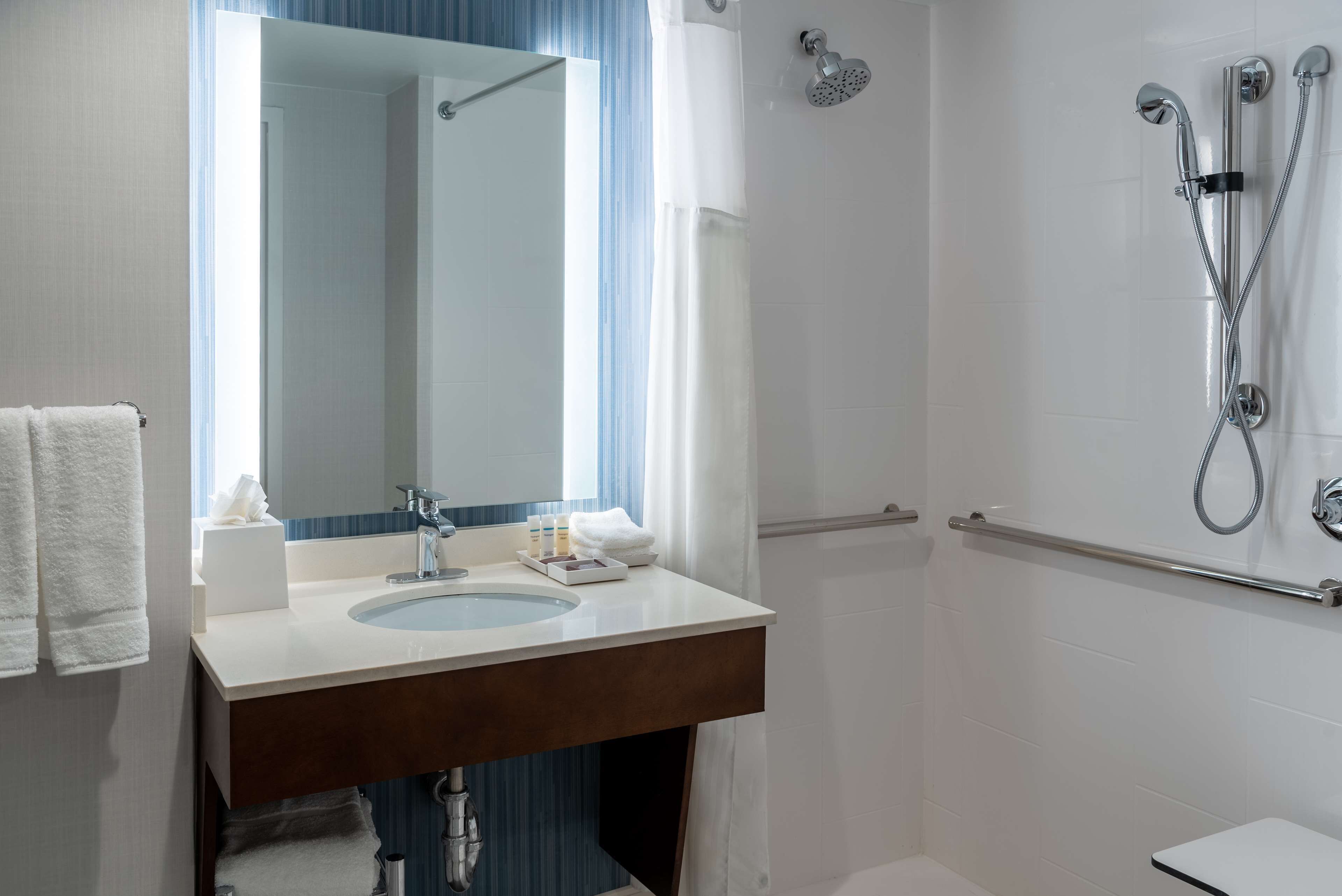 premium bedding, in-room safe, desk, laptop workspace