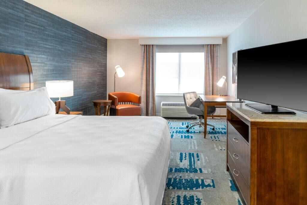 Premium bedding, in-room safe, desk, laptop workspace